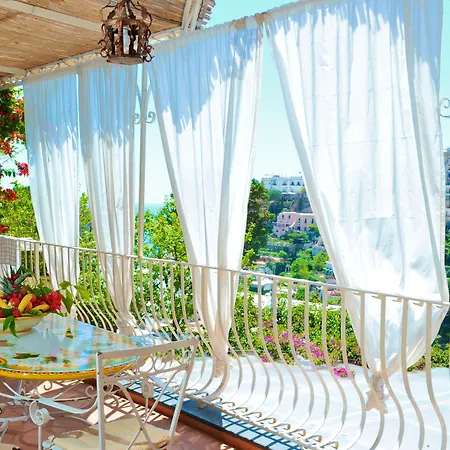 Mary Oda ve Kahvaltı Positano