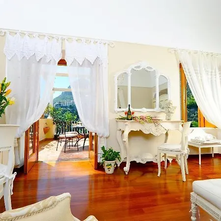 Mary 3* Positano